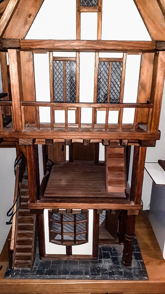 CollectableMr's tweet image. Any info on who might have made this wonderful 1:12 Tudor dolls house would be appreciated #miniatures #dollshouse #dollhouse #tudorhouse #ukminiatures #artisan