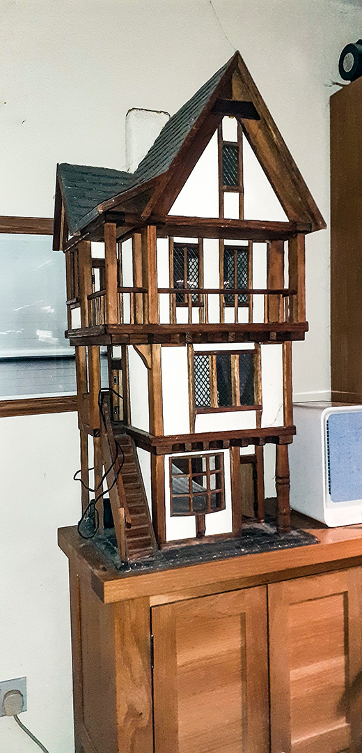 CollectableMr's tweet image. Any info on who might have made this wonderful 1:12 Tudor dolls house would be appreciated #miniatures #dollshouse #dollhouse #tudorhouse #ukminiatures #artisan