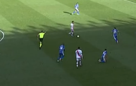 LaLigaenDirecto's tweet photo. No se entiende muy bien qué hace Muñiz Ruiz: 

1º En caso de juego brusco, según IFAB, no se concede ventaja
2º El árbitro concede ventaja, por lo que no lo considera juego brusco/grave
3º El árbitro saca la amarilla para amonestar 
4º Unos segundos después, saca la roja https://t.co/ip9AzLBK3A