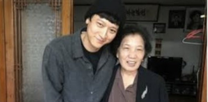 SeoLeeji2755's tweet photo. 고)배은심 여사님이 아들로 생각했던 강동원이 배웅하러 갔네,
고인도 가시는 길 외롭지 않았을 겁니다. https://t.co/Ip6rMzgbQ3