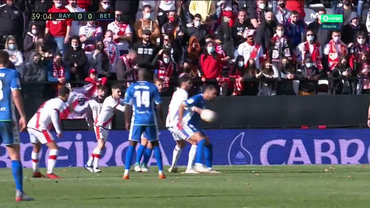 Lo de Muñiz Ruiz no es de mal árbitro, es de hacer que la gente piense muy mal y con razón. Y lo del VAR. Es que es de locos.