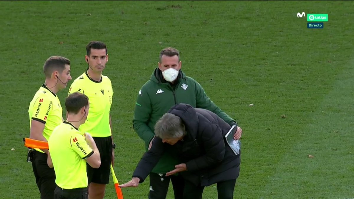 Pellegrini vio también la amarilla tras la primera parte. Muy enfadado, con razón, el entrenador del Betis se quejaba de la expulsión injusta de Álex Moreno. Muñiz Ruiz decidió enseñar la cartulina al técnico <a href="/eldesmarque_rbb/">ElDesmarque Betis</a>