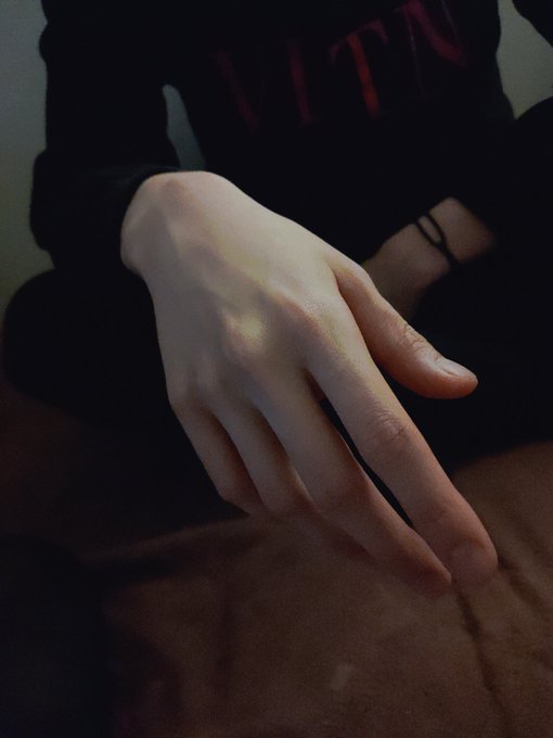 手  #手フェチ https://t.co/3Y0eGYzZTW<a href="/tag/%E6%89%8B%E3%83%95%E3%82%A7%E3%83%81"class="tags">#手フェチ</a>