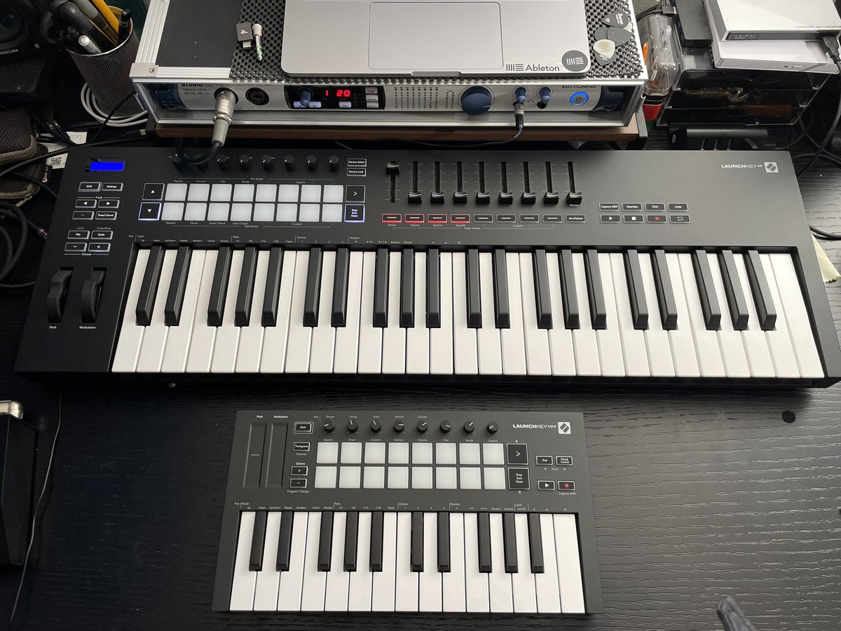 RYU_hallelujah's tweet photo. ハードオフで安かったからデカい方の49鍵買って来たw
フルサイズの49鍵だから弾きやすいんだけど…
デカいデスク欲しい。
#novation
#LAUNCHKEYminiMK3
#LAUNCHKEY49MK3 https://t.co/aZ13glEJkG