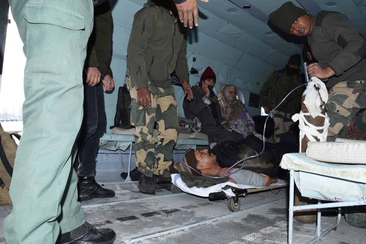 DrHemant_Joshi's tweet photo. जिला प्रशासन के अनुरोध पर कुपवाड़ा, @BSF_India ने साधना टॉप से ​​गुजरने वाली एकमात्र सड़क के बंद होने के बीच बर्फ से ढके तंगधार सेक्टर से 3 नागरिक (2 वयस्क, 1 बच्चा) मरीजों को चिकित्सा के लिए जिला मुख्यालय पहुंचाया। https://t.co/eN25bhgF50