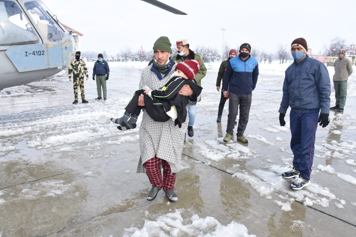 DrHemant_Joshi's tweet photo. जिला प्रशासन के अनुरोध पर कुपवाड़ा, @BSF_India ने साधना टॉप से ​​गुजरने वाली एकमात्र सड़क के बंद होने के बीच बर्फ से ढके तंगधार सेक्टर से 3 नागरिक (2 वयस्क, 1 बच्चा) मरीजों को चिकित्सा के लिए जिला मुख्यालय पहुंचाया। https://t.co/eN25bhgF50