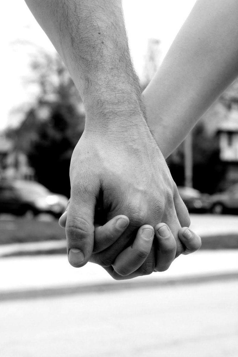 Две мужских руки. Держатся за руки. Держит за руку. Держание за руки. Руки любовь.