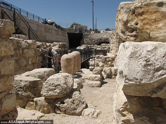 اكتشاف”بيت المال”لملوك يهودا باورشليم قريبا من جبل الهيكل عمره حوالي 2800 عام