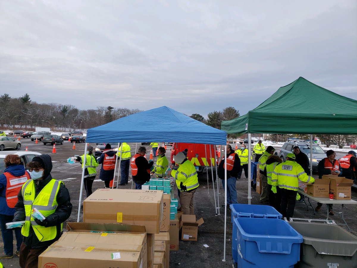 COVID-19 😷testing kits & N95 masks are available for #manchesterct residents today. Pick yours up at the drive-thru self-test kit & mask distribution event starting now until Noon at the former Parkade site. Wait time is currently 5 mins. #covid19tests