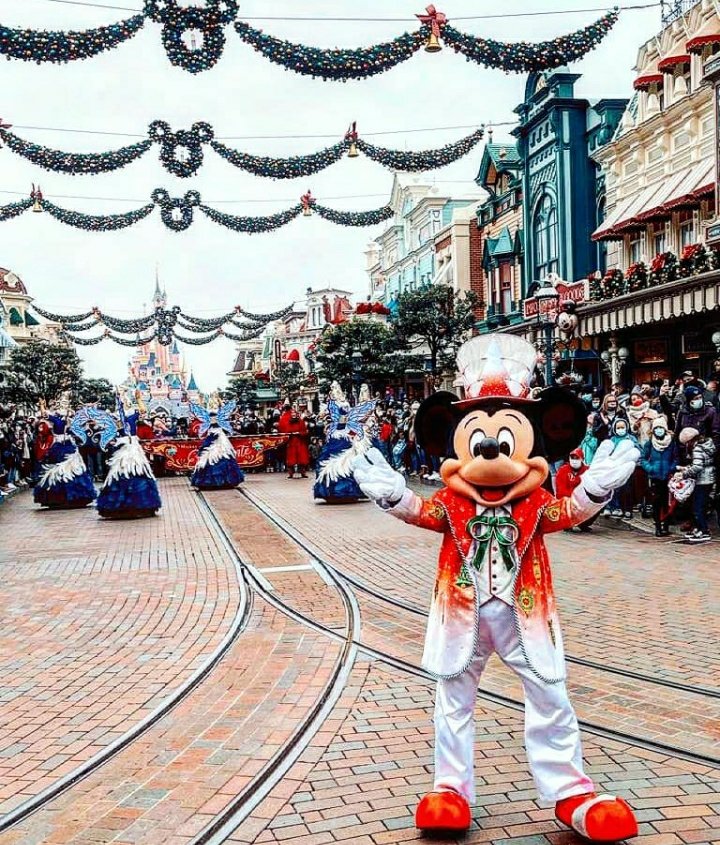 Nextstopdisney1's tweet photo. Oggi è l'ultimo giorno della stagione di Natale 
.............🎁🎄🎅🎄🎅🎄🎅🎄🎅🎄🎁.............
👋Ci rivedremo tra soli 10 mesi per altre avventure Magiche a Disneyland Paris ❤🏰❤ https://t.co/A9gdiexmwu