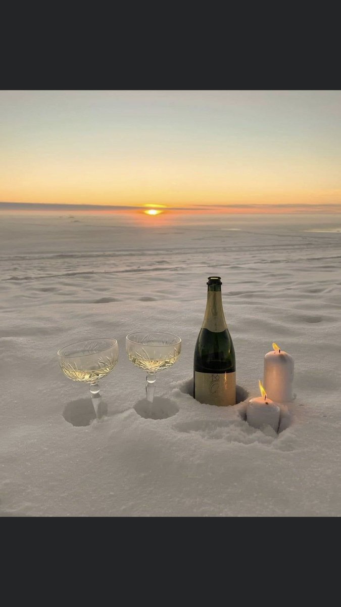 Хайртай бол хуураад хэрэггүй.
Хайргүй бол жүжиглэх хэрэггүй.