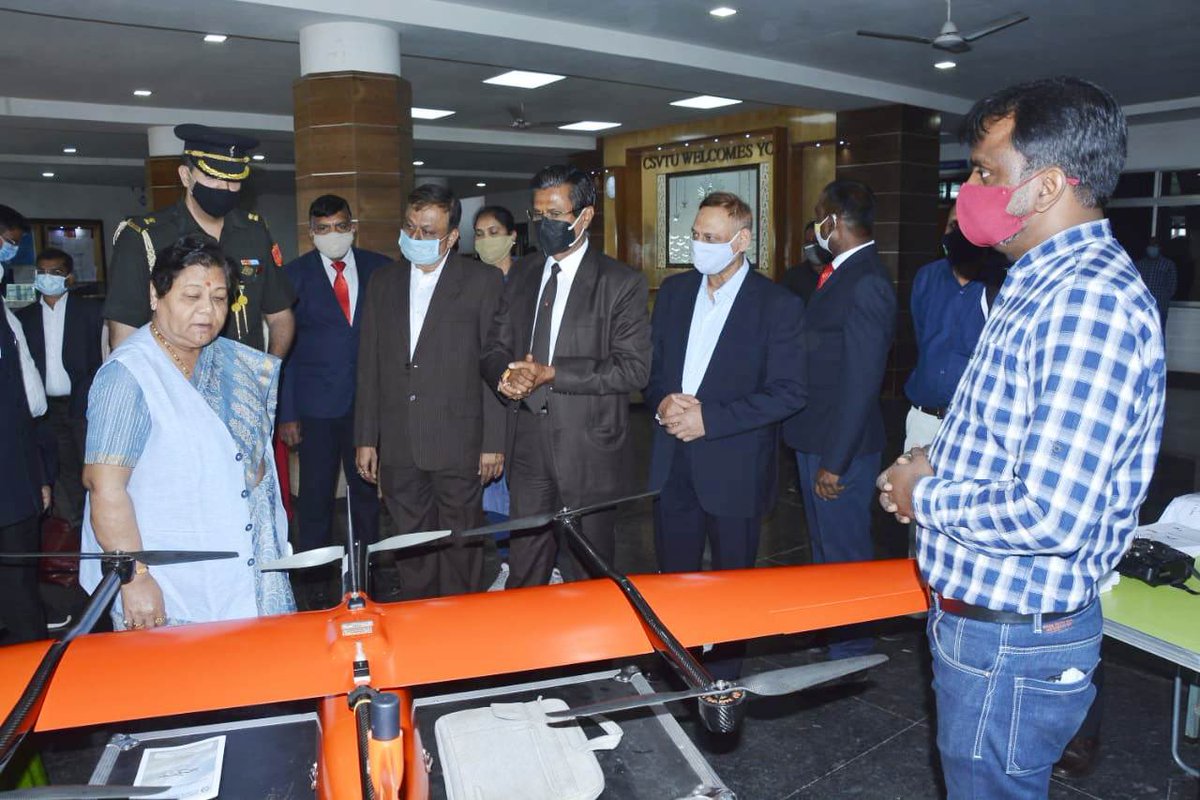 आज राज्यपाल सुश्री अनुसुईया उइके द्वारा स्वामी विवेकानंद तकनीकी विश्वविद्यालय भिलाई के इंजीनियरिंग के छात्रों को संबोधित किया तथा विश्वविद्यालय के ऑडियो-वीडियो स्टूडियो का उद्घाटन भी किया।(1/3)