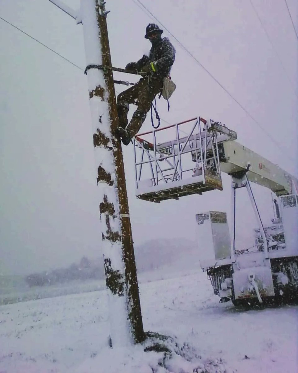 bevins_co's tweet photo. Repost: @powerline780 With a new year starting there is crew shuffling, new equipment, gear, take the time to look over your equipment before use and look out for your crew. 
#powerlineconstruction #linemanlife #linelife #linemanapprentice #powerlineman #linemanempire https://t.co/KuyvXelJid