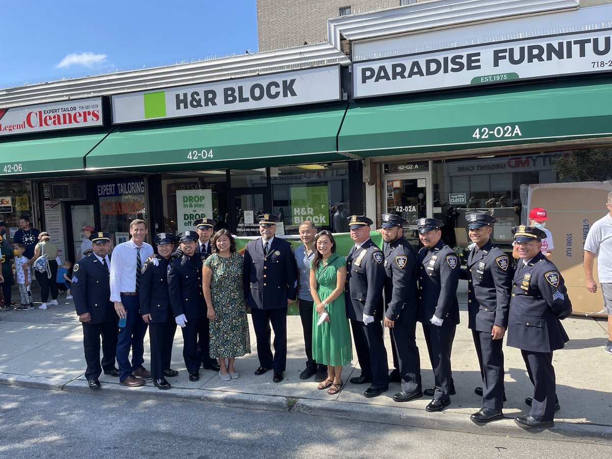 LindaLeeforNYC's tweet photo. In #EasternQueens, our officers don't just serve and protect, they go out of their way to help out our community in ways big and small. This #LawEnforcementAppreciationDay let's recognize the sacrifices each of them make daily in the line of duty. https://t.co/dHdxKUVKL5