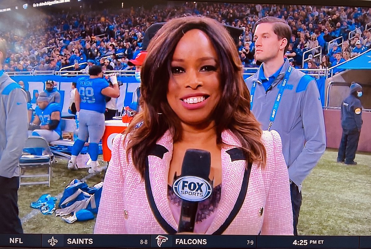 I just could not love Pam Oliver more. pic.twitter.com/8hFKZvMIYa. #reporte...