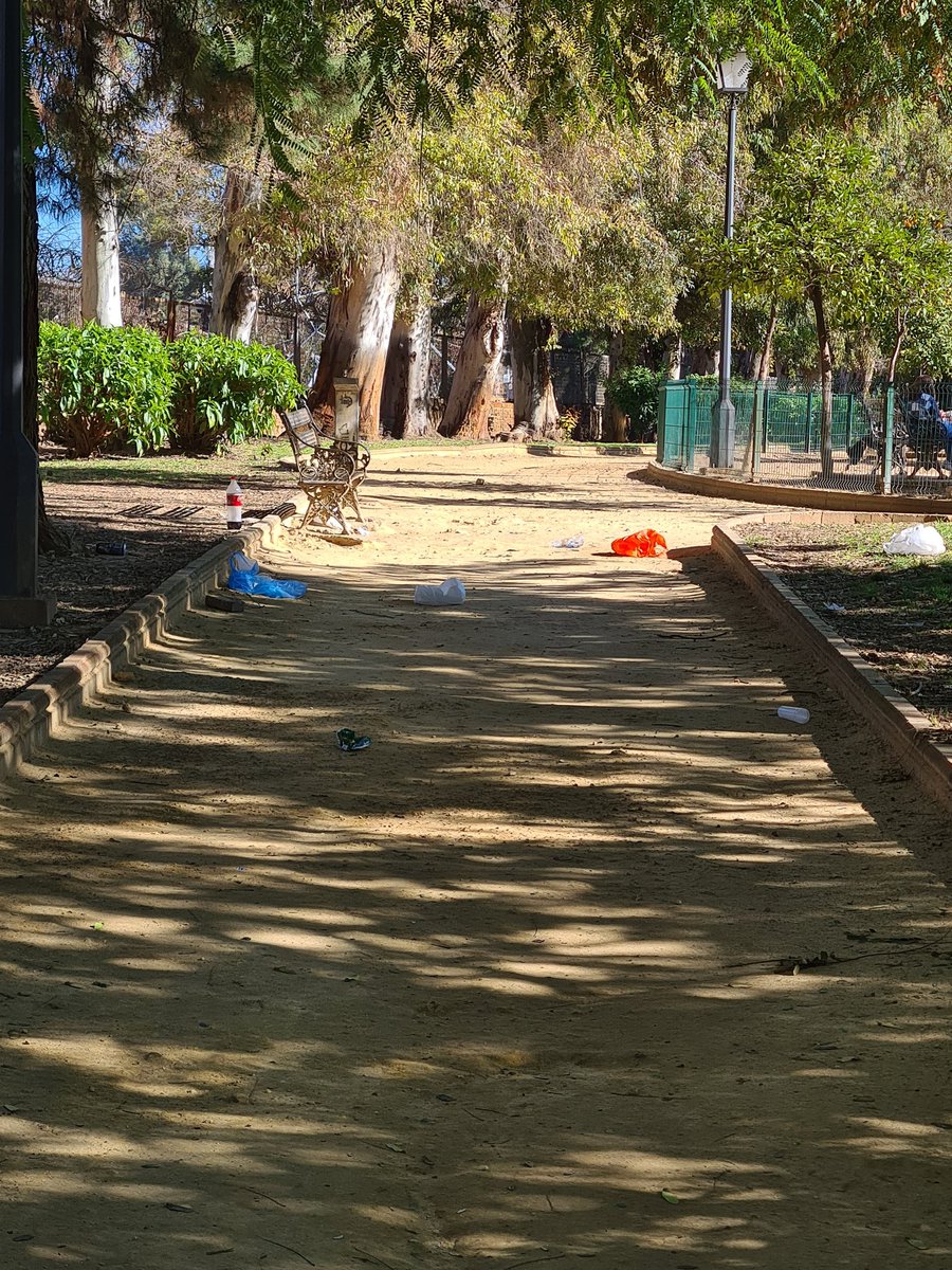 gybalor's tweet photo. @Ayto_Sevilla tienen abandonada la limpieza del barrio de los Remedios!!! Esta llena de basura, excrementos de perros, restos de botellones... una vergüenza que no le ponen solución ¿porque? https://t.co/ECCJiyjODU