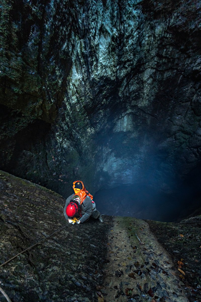 Biz mağaracılar için, dikey mağaralar biraz daha çekici oluyor. Fotoğraflarken de dikey mağaralar daha zorlu oluyorlar. Bu tür zorluklarla baş etmek ise bu işin güzel yanı sanki.