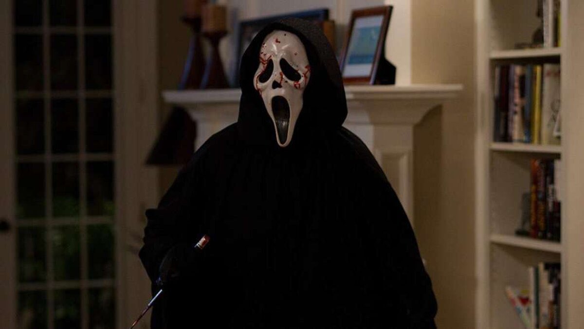 My favorite still of Ghostface is this picture from the alternate opening in #Scream4 after he went to town on Aimee Teegarden’s character, Jenny Randall. https://t.co/LRAIdSoBZM