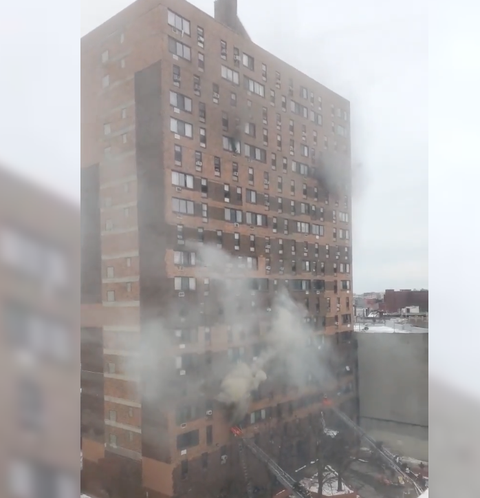 InfosFrancaises's tweet photo. 🇺🇸 ALERTE - Au moins 19 morts, dont 9 enfants et 63 blessés dans le pire incendie de l'histoire de #NewYork depuis des décennies, lorsqu'un feu a éclaté dans un immeuble. Des personnes ont été vues en train de sauter des fenêtres. Plus de 200 pompiers sont mobilisés (NYP). https://t.co/0cSZsoa0dt