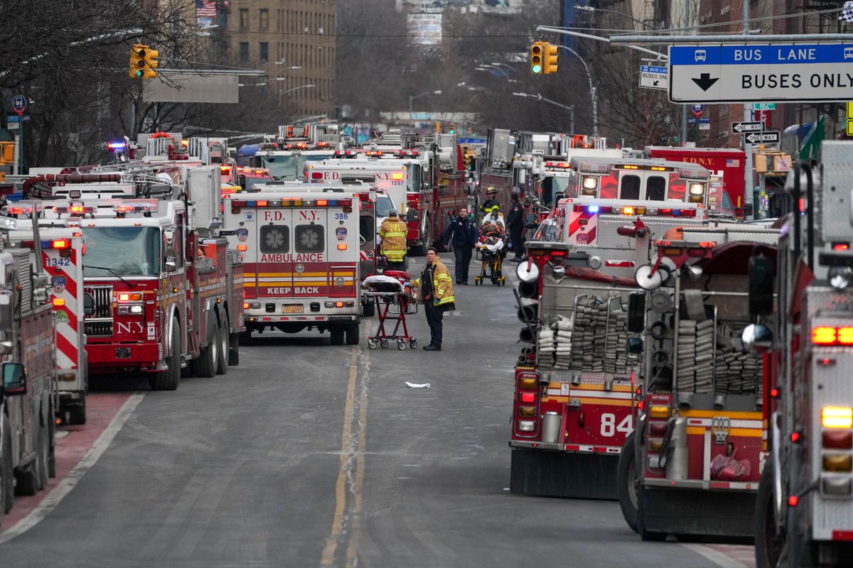 InfosFrancaises's tweet photo. 🇺🇸 ALERTE - Au moins 19 morts, dont 9 enfants et 63 blessés dans le pire incendie de l'histoire de #NewYork depuis des décennies, lorsqu'un feu a éclaté dans un immeuble. Des personnes ont été vues en train de sauter des fenêtres. Plus de 200 pompiers sont mobilisés (NYP). https://t.co/0cSZsoa0dt