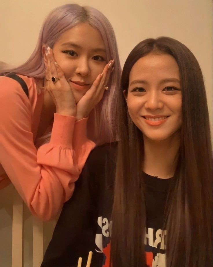 BLACKPINKMXCO's tweet photo. 📝 | #ROSÉ en WEVERSE. @BLACKPINK

🗣️: ¿Qué hiciste en el cumpleaños de Jisoo?

🐿️: ¡Fui a verla y soplamos las velas del pastel juntas! https://t.co/TXrUE7z0id