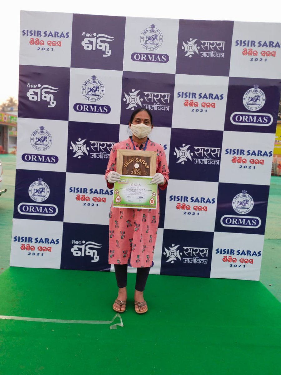 virajratna's tweet photo. Pride of Maharashtra women at Bhubaneswar; Award for Outstanding Salesmanship in Bhubaneswar's Saras https://t.co/WKreidWzLv
