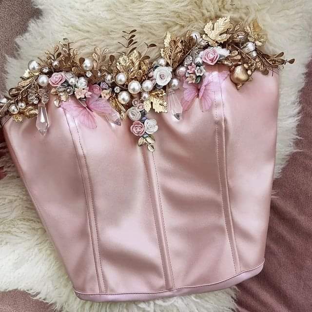 ArsenicInShell's tweet photo. Corsets by Viviana Shbat https://t.co/JlSbRJBFrw