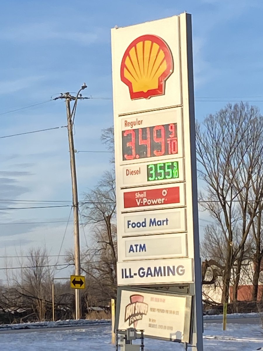 SuzieQuackers2's tweet photo. #ManTip  dont buy Gas in Illinois!!! Davenport Iowa 2,79 right avross River Illinois 3.40+ #OkieSays Sumptin aint right here? https://t.co/S4yhcez764