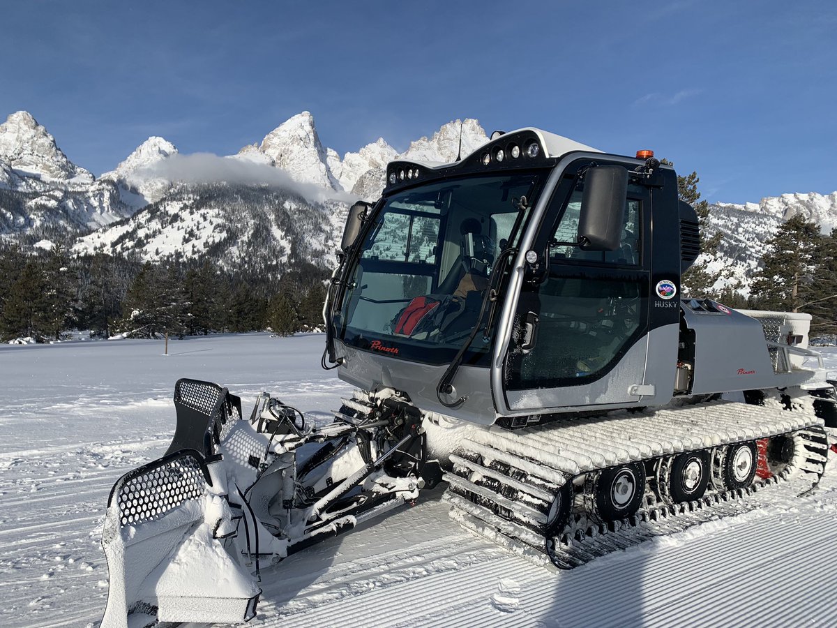 The sun is shining in GTNP.  Grooming from Taggart Lake trailhead to South Jenny this morning.  @jhnordic @grandtetonfoundation @grandtetonnps #gtnpgrooming https://t.co/YRYcd7meAg