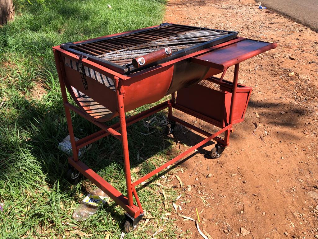 PrudenceGwaza's tweet photo. my man makes braai stands , bin stands , tables and a bunch of other cool stuff.
He can make anything for you according to your taste 😍 
Make sure to follow his Instagram @Mr_ironnwood and please re tweet. 
his next customer might be on your TL https://t.co/nmgaxYEH3B