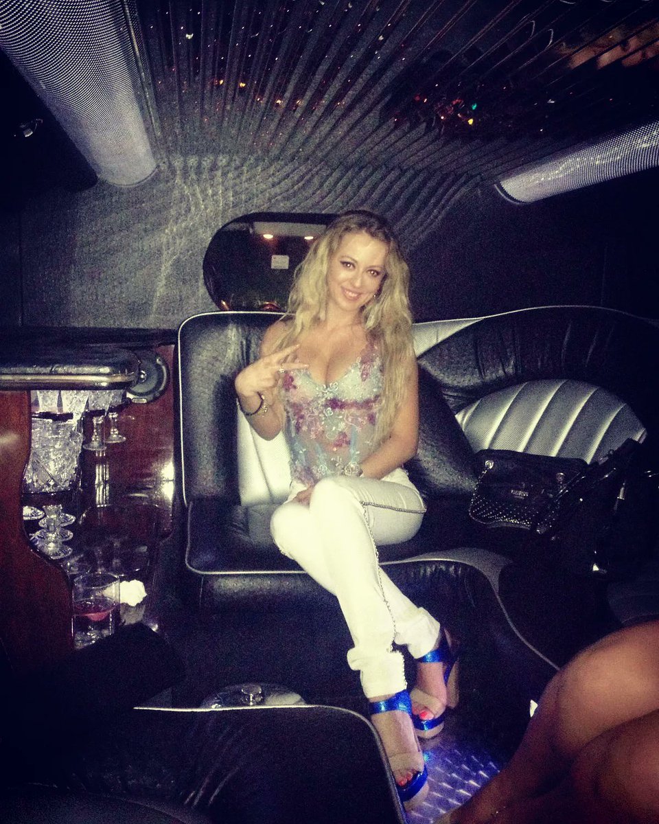 dragulescu's tweet photo. Din colecția "Amintiri" #dubai #dubailife #limuzin #șeicii❤️ #lovedubai🇦🇪 #lovelife #moneyandfun 💰 2️⃣0️⃣1️⃣4️⃣ https://t.co/kVkyyfbrGf