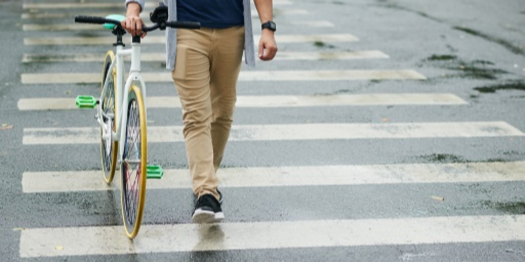 Para cruzar por un paso de peatones, es obligatorio bajarse de la bici y cruzarlo andando.

Cruzar un paso de peatones sin bajar de la bici tiene 200 € de sanción.

👉info.dgt.es/NormasCiclistas

#PedaleaSeguro