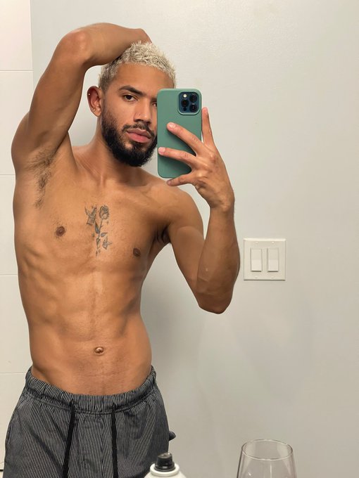 Good morning to all the hard working bottoms and tops out there 😜 https://t.co/ZS8YMb0rol