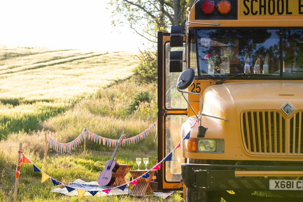 GlampinglyHQ's tweet photo. Back to school! New year, new term, new bag you got for Christmas? We know a particular school bus we fancy boarding this year, with space for up to 4 people in a serious level of comfort. #glamping

📍 Skoolie Stays, #Sussex
🔗 https://t.co/AEfzXTwwSJ https://t.co/Lya2PKmzrg