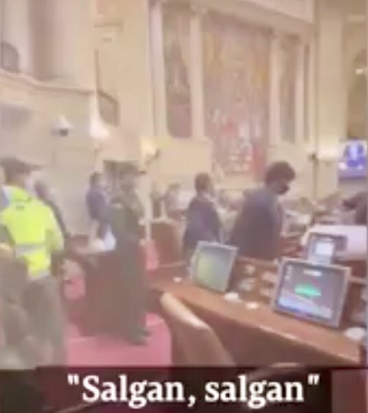 Rafangulo's tweet image. NO te creo #hipócrita HP
Miembros de @PoliciaColombia son de los mismos que insultaste en congreso junto con #acabaropas que tienes como compañeros y los echaste como si ese lugar fuera tuyo #mlpda
Tu vives de la plata de Colombianos #NOteEquivoques 

m.facebook.com/RevistaSemana/…