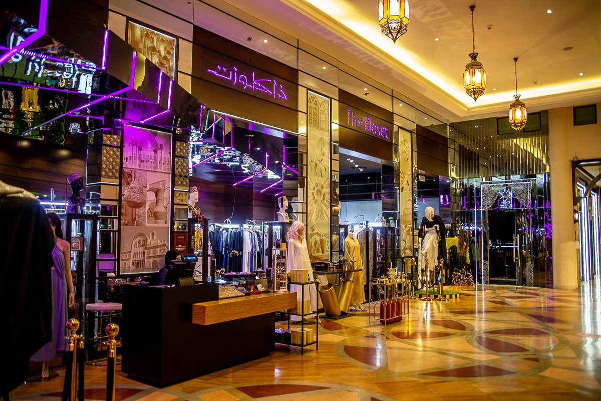 SoukQAB's tweet photo. إثراء الحياة بالموضة والأناقة. عبايات وفساتين لجميع المناسبات، وأكثر في "ذا كلوزت" الآن في سوق قرية البري.

#theplacetobe #destinationSQAB #AbuDhabiLife #AbuDhabiShopping #UAEMall #AbuDhabi  #InAbuDhabi #SoukQAB #authenticabudhabi https://t.co/aBESs9KS66