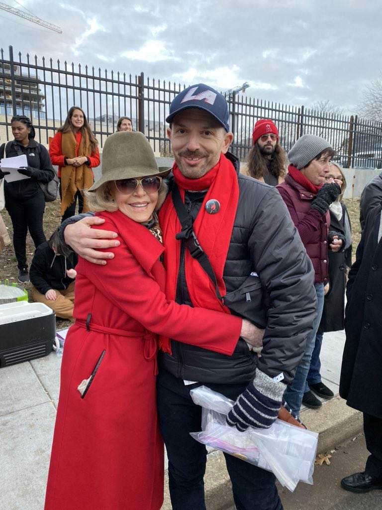RT @scheerpics: Paul Scheer and Jane Fonda at the fire drill fridays protest in 2019 https://t.co/pAMVvfE8NC