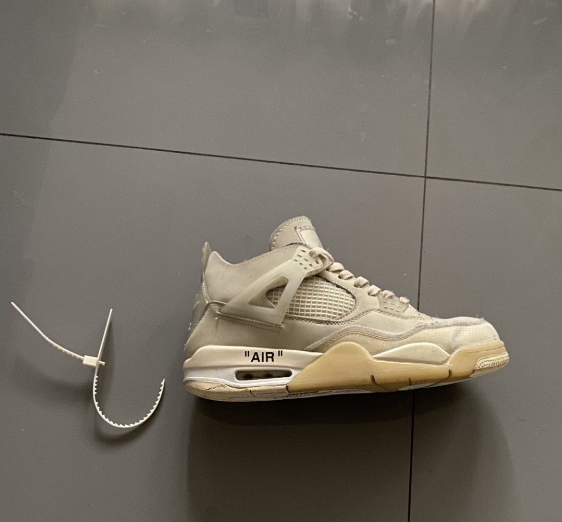 smahilqlf's tweet image. J’viens de rentrer chez moi et je vois que ma mère a coupé l’étiquette de mes AJ4 en pensant que c’était l’étiquette du prix j’ai trop le seum mdrr