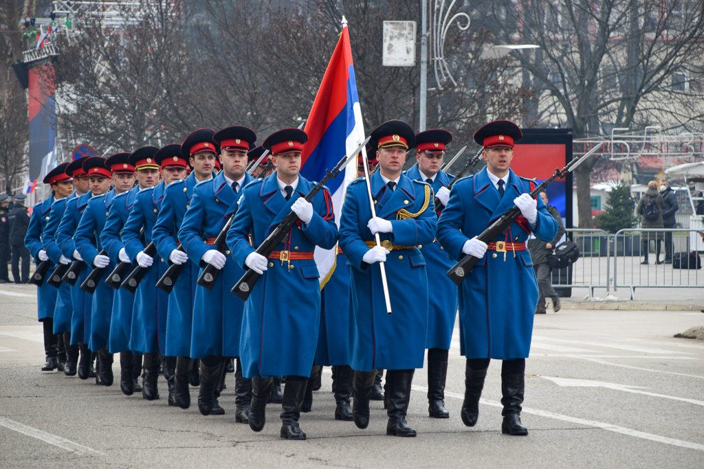 Vandaag was de 'Republika Srpska Day', een soort feestdag. De dag is in 2015 ongrondwettelijk verklaard, toch vindt hij elk jaar plaats. Even een samenvatting van wat er zich vandaag zoal in Banja Luka afspeelde en waarom dit problematisch is. 1/