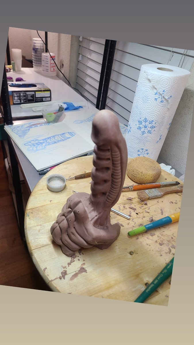 Started sculpting off one of my sketches! 

#xenomorph