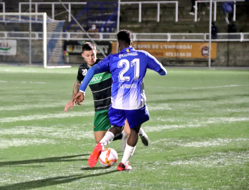 ⏱️ 39' | #FigueresSants 1-0

Rematada de Reñé que atura Pau! De moment val el gol de penal d'Arimany. Abans, ho havíem intentat amb un xut de Suaibo que ha rebutjat el porter i una rematada massa creuada del juvenil Khalid 

📺 𝐸𝑛 𝑑𝑖𝑟𝑒𝑐𝑡𝑒 𝑎 xala.cat