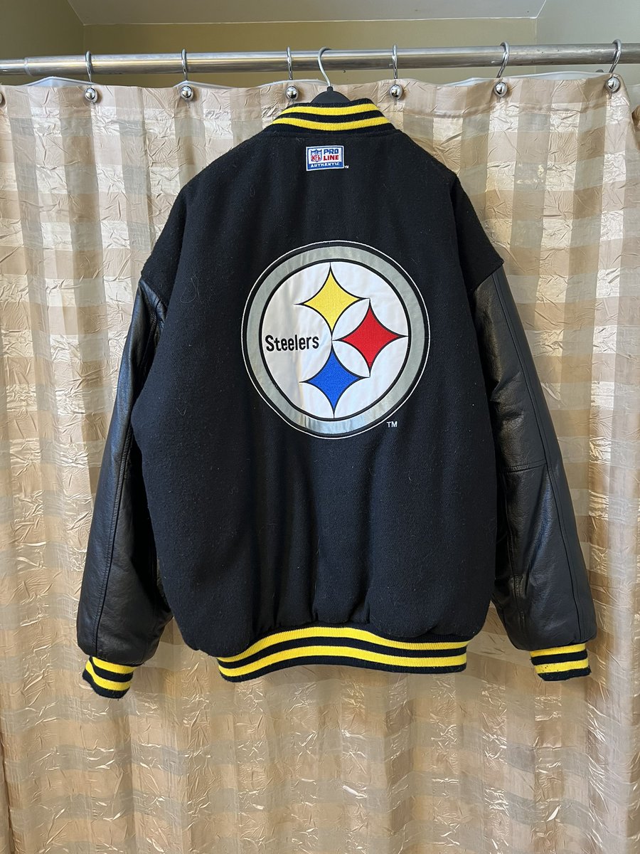sswim4's tweet photo. Pulling out the big guns lol #oversizedjacket #undersizedperson #HereWeGo #SteelersNation #steelersfootball https://t.co/kf5v2ldHb0