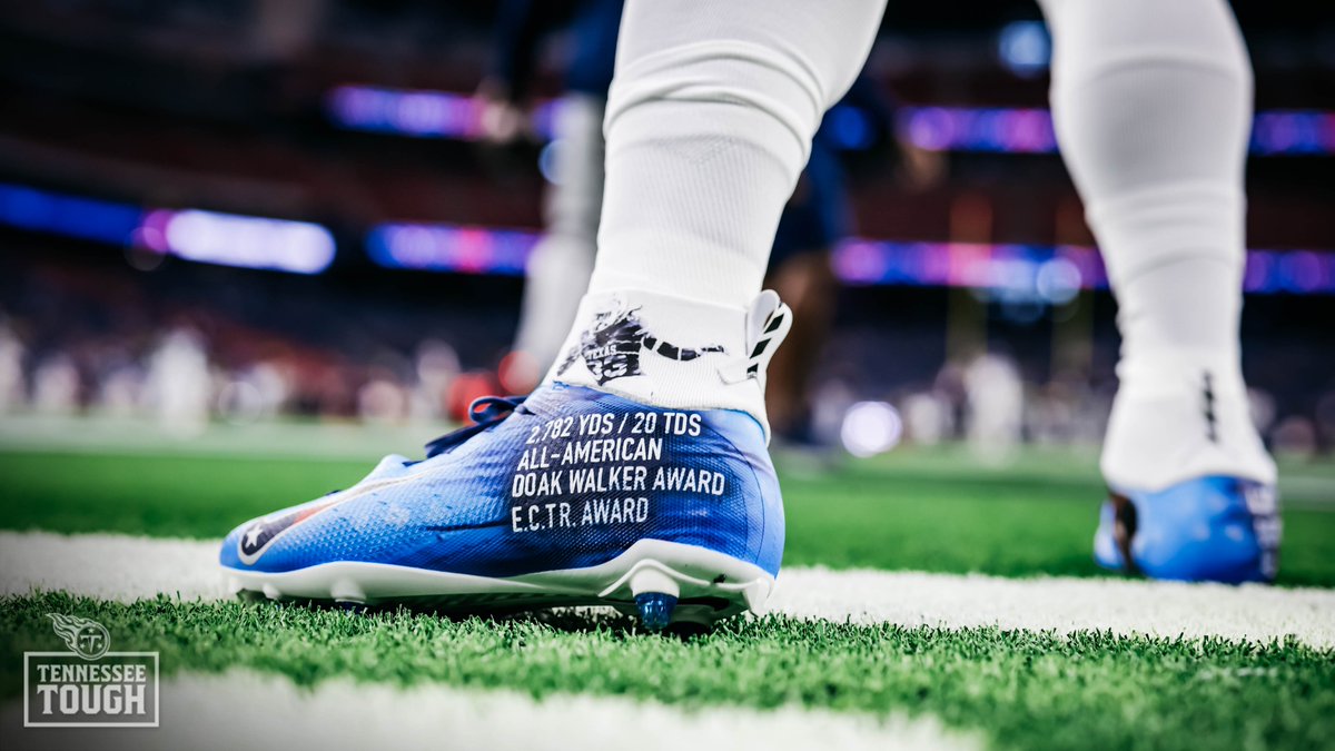 Titans's tweet photo. D'Onta Foreman back at home. #TENvsHOU https://t.co/EEMGT8r9YL