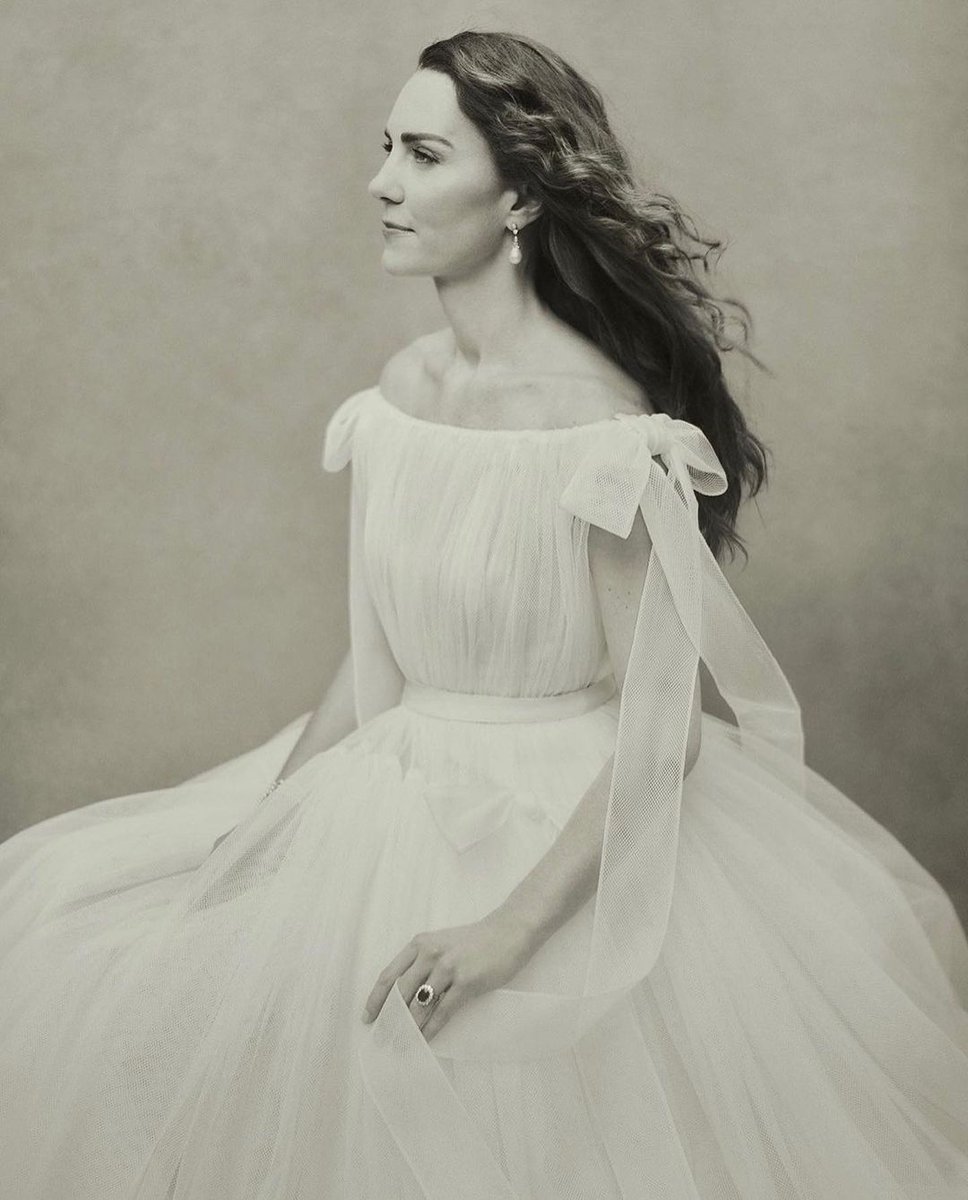 RevistaAlaModa's tweet photo. Así lució la duquesa de Cambridge en el retrato de su 40 cumpleaños. Los dos vestidos son de la firma @alexandermcqueen.
¡Hoy 9 de enero, día de su nacimiento, le deseamos feliz cumpleaños!
📷Pablo Roversi
#Alamoda #Vivealamoda #duchessofcambridge #katemiddleton #royals https://t.co/FT8dc7OEUc