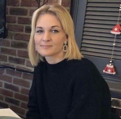 Féminicide à #Nice: près de 500 personnes réunies pour la marche blanche en mémoire de Lisa, 45 ans, retrouvée dans le coffre d’une voiture après une dispute avec son ex-compagnon. #StopFeminicides