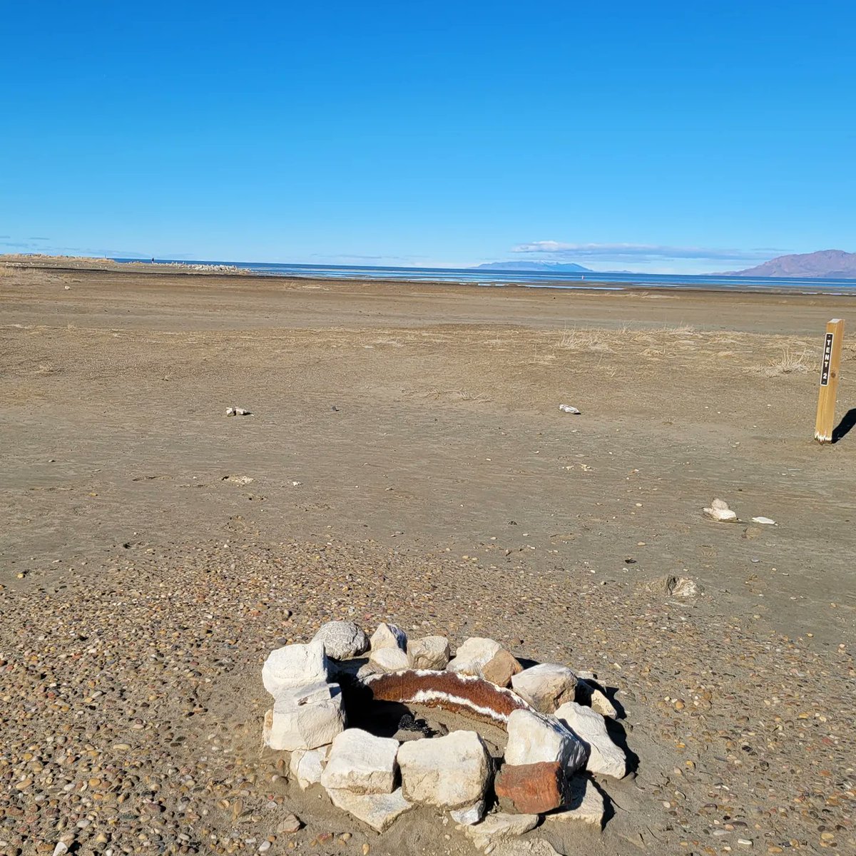 GreatSaltLakeSP's tweet photo. Here's a reminder of how #BeUtahful of a view primitive camping sites have! You can see and hear the lake in the distance
And yes, those are the Mirabilites in the background
#GreatSaltLakeStatePark #GSLSP #UtahStateParks #GreatSaltLake #PrimitiveCamping #PackItInPackItOut https://t.co/o0GZB1gNIq