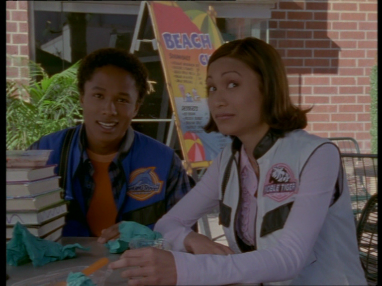 PowerRangersFR's tweet photo. Mon fil rouge "Beach Club" continue...
Je découvre désormais que la pancarte du Beach Club d'Ernie a également été utilisé dans @PowerRangers #ForceAnimale au café de l'université dans les épisodes 12 et 21...
Maintenant j'ai hâte de voir si ça continue dans #ForceCyclone ! https://t.co/8gND3nDfKg