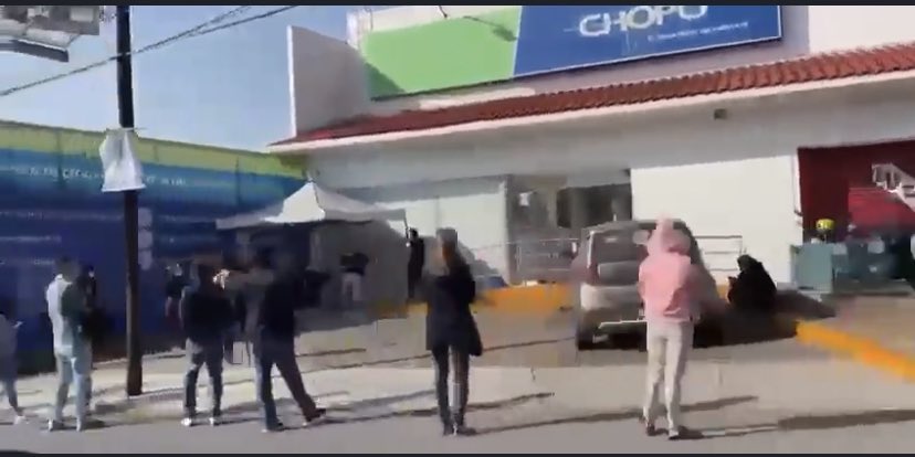 Morelos_TV's tweet photo. SE SATURAN LABORATORIOS DE #CUERNAVACA POR PRUEBAS DE COVID 19

Este domingo en varios laboratorios de la ciudad se pueden ver largas filas para realizarse pruebas de COVID 19.

A pesar del incremento de los casos el semáforo epidemiológico continúa en verde 🟢 

Use cubrebocas https://t.co/4XhXLiYv6K