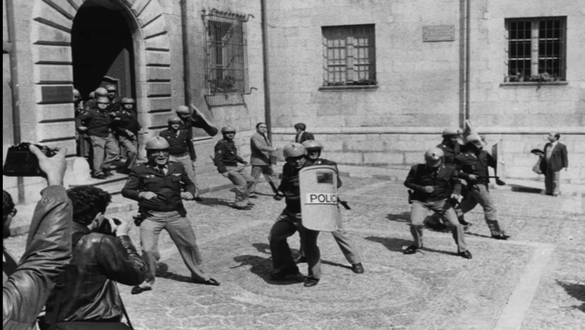 Girona 17 d'abril de 1986
Càrrega de la policia espanyola davant l'Audiència Provincial, durant el judici a Quim Tell, militant de l'MDT, acusat de catalanitzar rètols de trànsit.