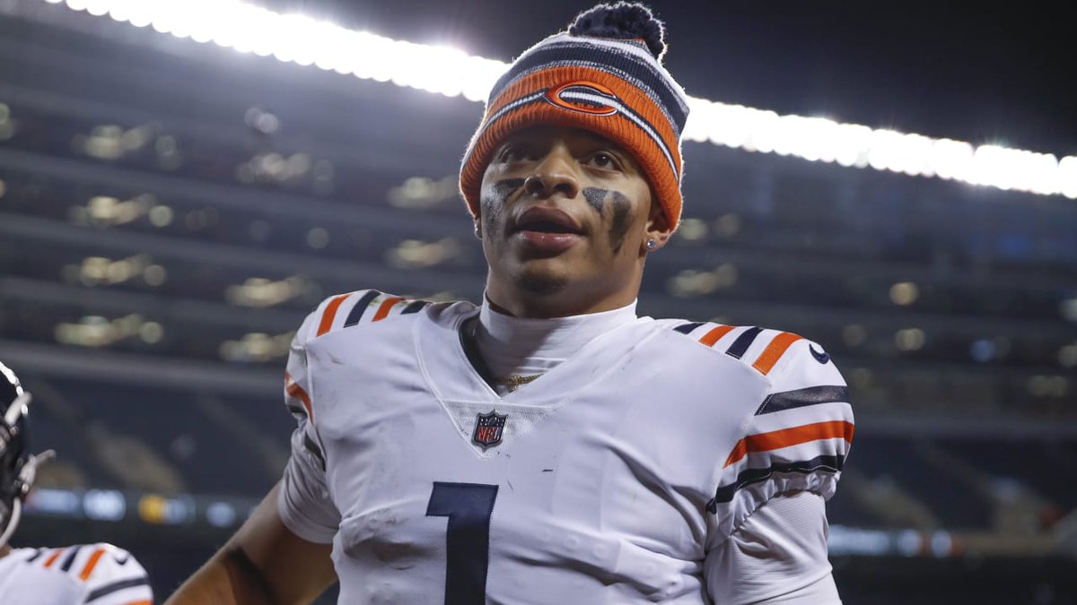 the_fed_23's tweet photo. #Bears quarterback Justin Fields finishes the 2021 NFL season averaging 6.9 yards per pass and 420 rushing yards. NICE. https://t.co/cLtbD64Uve